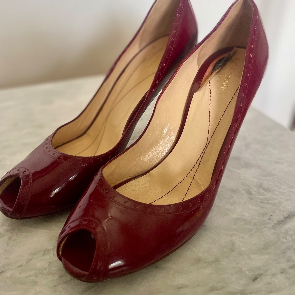 Kate Spade New York Maroon Patent Leather Peep-Toe Pumps – Size 10